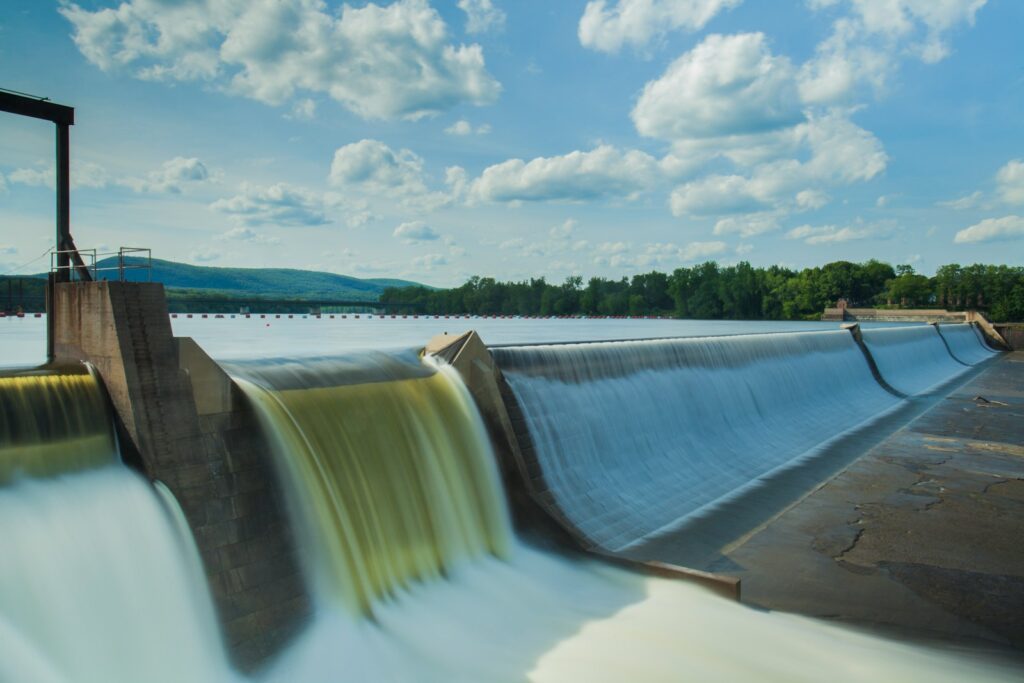 Skellefteå Kraft omdöme – hur står sig energibolaget på dagens elmarknad? water dam under white and blue skies
